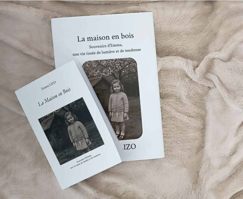 Livre de souvenirs de naissance et enfance La Maison en Bois par Emma Lizo sur une couverture en laine beige.