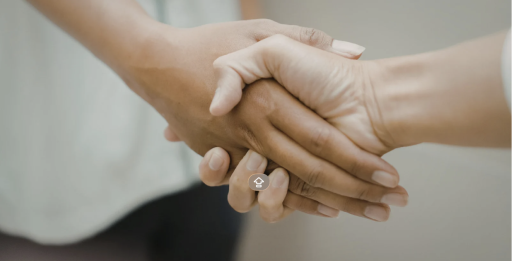 Des mains se serrent pour élaborer un accompagnement